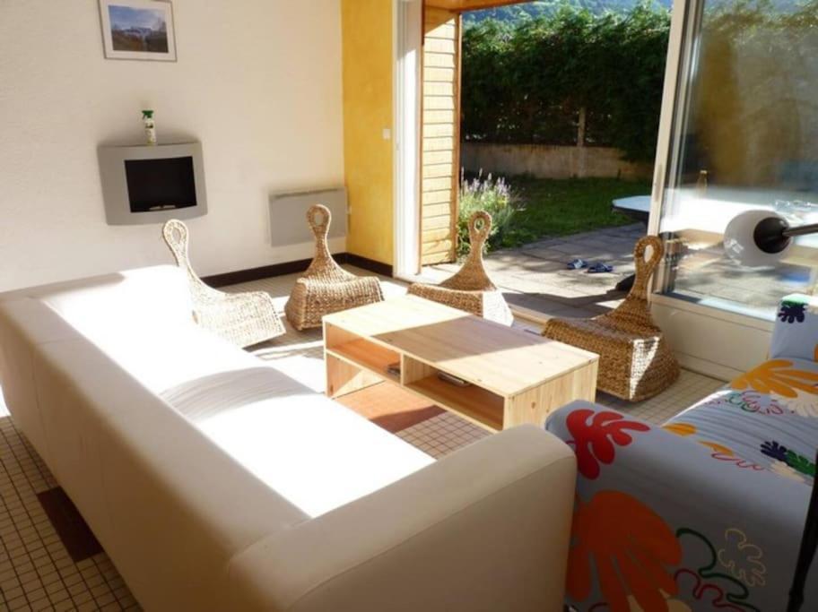 Maison Lumineuse Et Spacieuse Avec Terrain 라루브불 외부 사진